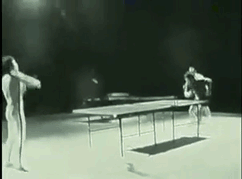 Bruce Lee joue au ping pong avec un nunchaku. Il est trop fort ce Bruce Lee.